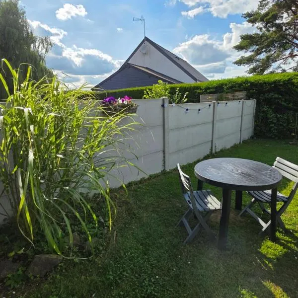 Studio Bienvenue du côté de chez nous avec jardin privatif, hotell i Wignehies