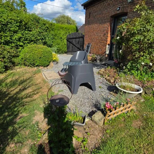 Studio Bienvenue du côté de chez nous avec jardin privatif, hotell i Wignehies