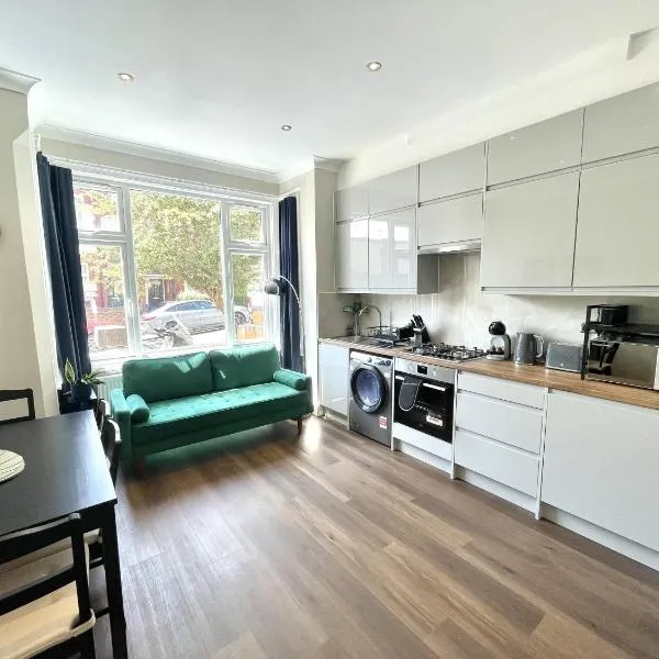 Stylish 2BR Flat 3 Mins to Wembley Stadium, hotel en Londres