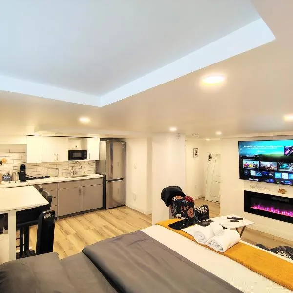 Pvt Studio Near Waterloo Airport & Minutes to Downtown Basement unit No Pet Allowed, hotel en Kitchener