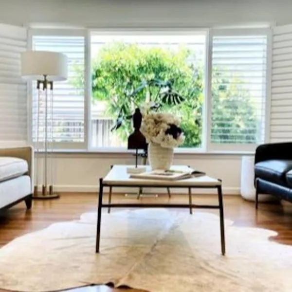 Sunlit Modern Retreat 4 Bedroom 3 Bathroom Open Floor Home Near SJC airport, hotel v destinaci San Jose