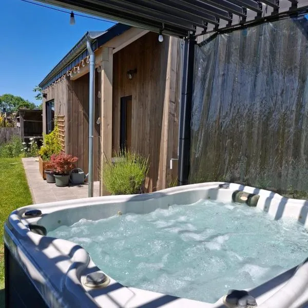 Chalet charme et bien-être Jacuzzi et nature près de Durbuy, hotel i Durbuy