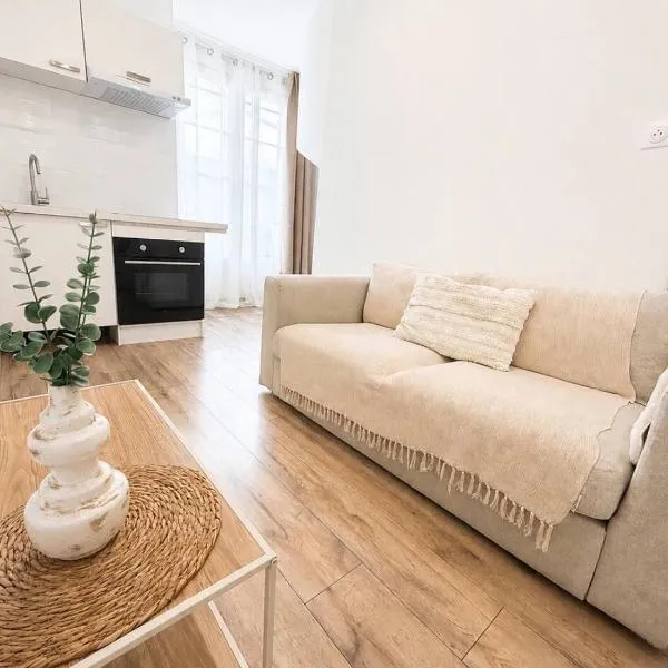 Viesnīca Appartement Lumineux parking privé pilsētā Girē