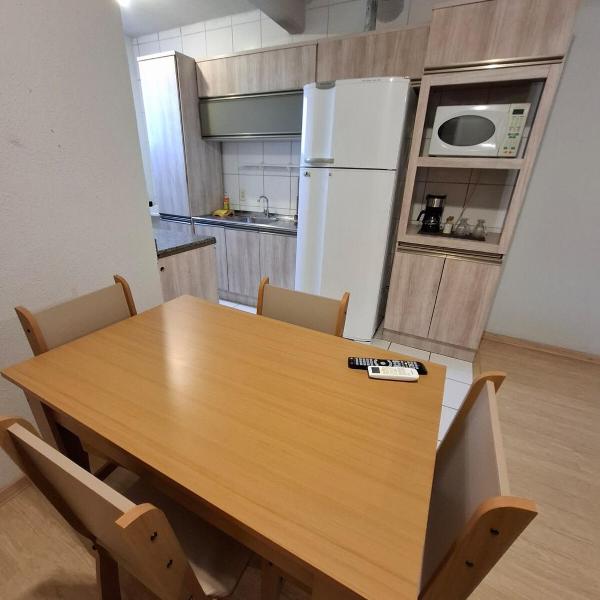 Apartamento com sacada, estacionamento e piscina - Foto 5