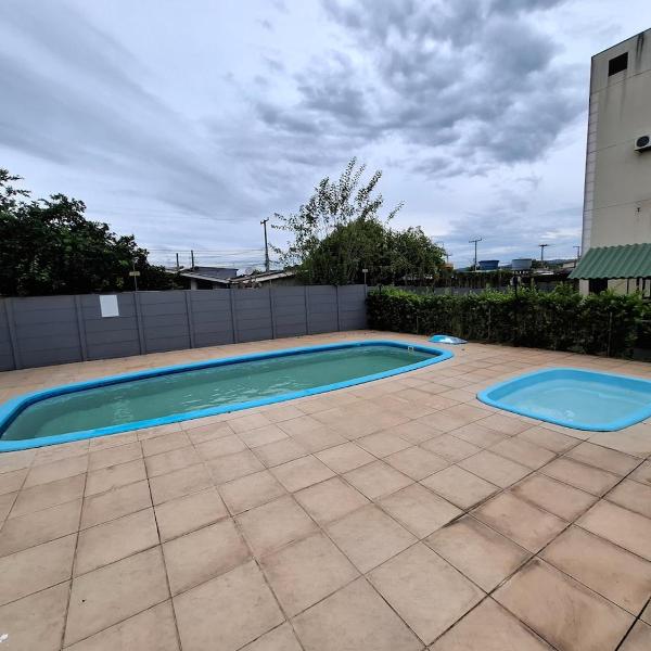 Apartamento com sacada, estacionamento e piscina - Foto 4