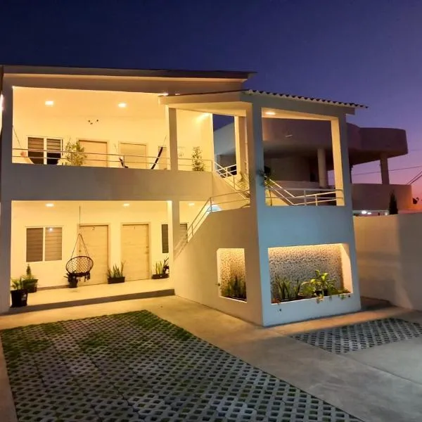 Casa del Lago Suite 1 Moderna con Piscina y Lago TAOS, hotel in Punta Blanca