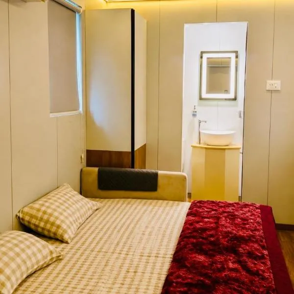 Living big in a Container home, hotel din Cherai Beach