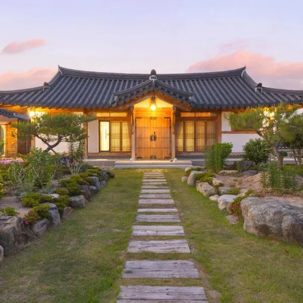 Gyeongju Wadamjung Hanok Pension, hotel in Gyeongju