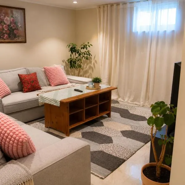 Spacious apt 3 sleeping areas & private entrance โรงแรมในMölndal