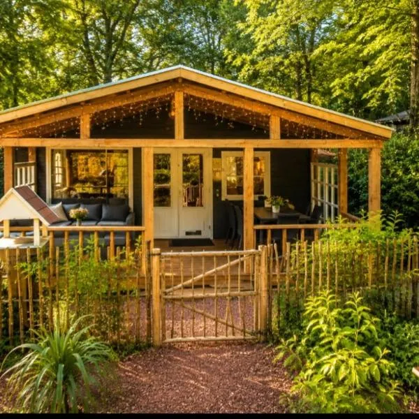 Chalet Bosrust met serre & privéparking Natuur nabij Maastricht, Hotel in Lanaken
