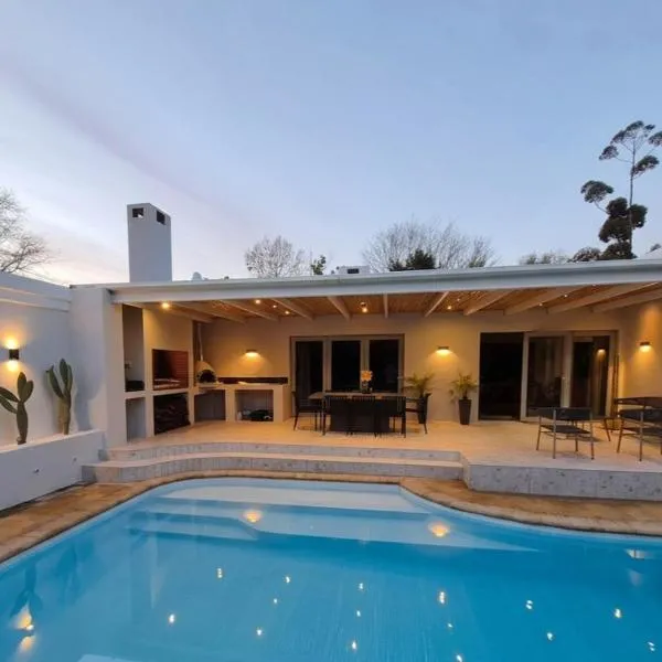 Central Stellenbosch Home (4 bed, pool & inverter)، فندق في ستيلينبوش
