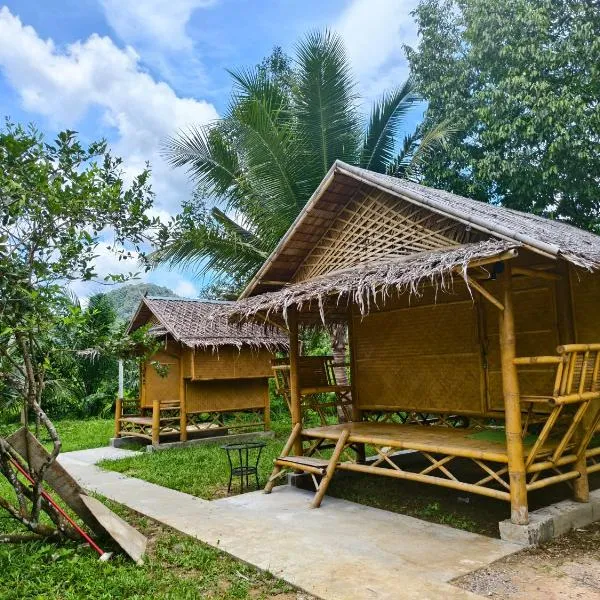 Tarzan Bamboo hut, hotel in Khao Sok National Park