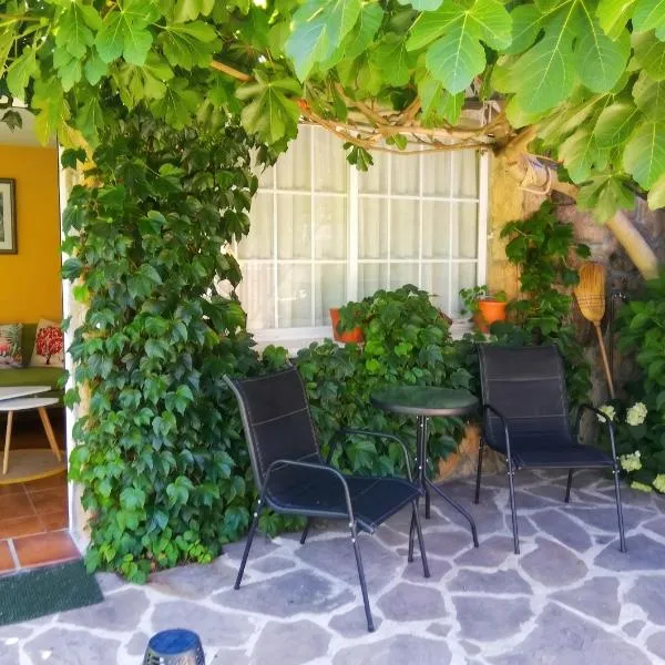 Cozy apartment in Collado Villalba 100 m² with open garden, hotel in Collado-Villalba