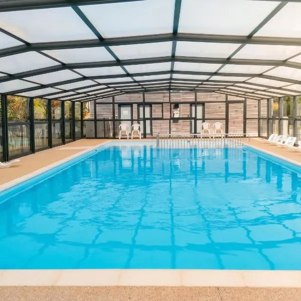 Chalet enchanteur à Arzal avec vue sur lac et piscine partagée, Hotel in Arzal