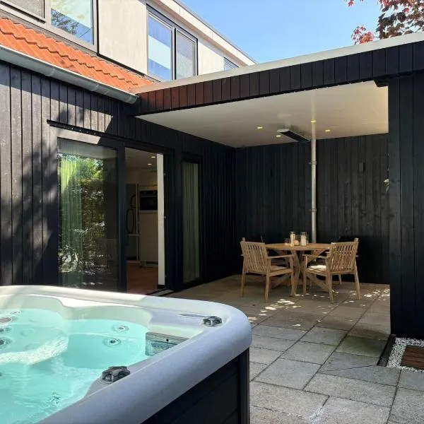 Nieuwe vakantiewoning met spa in Oostkapelle vlakbij strand en centrum, hotel v destinácii Oostkapelle