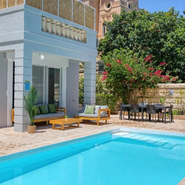 Stunning villa w Private pool TT table Sleeps 14, hotel a Saint Julian's