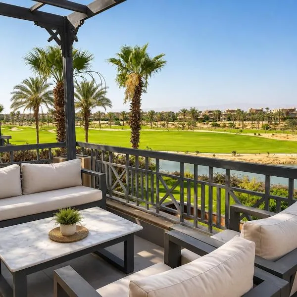 3BR Beachside Chalet Steps from Einbay Beach, hotelli Ain Sokhnassa