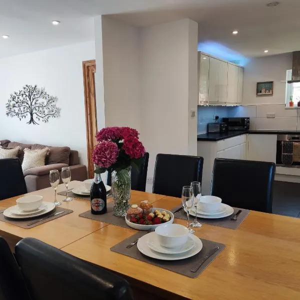 Lovely 3 Bedroom house with Garden, Parking , Wi-fi, Smart TV, close to the Beach, Shops, Hospital, Airport, contractors welcome, hotel Bournemouthban