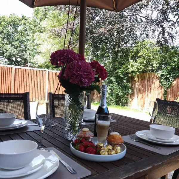 3 Bedroom house, Garden, Parking , Wi-fi, Smart TV, close to the Beach, Shops, Hospital, Airport, contractor stay, hotel em Bournemouth