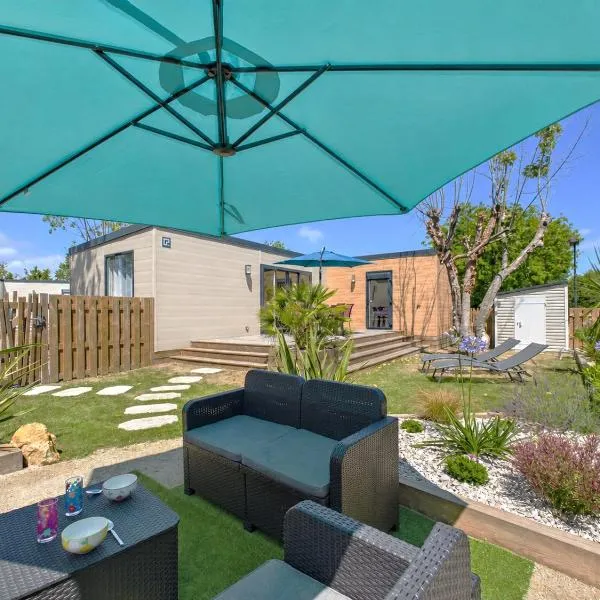 Piscine chauffée commune, 2 adultes 2 enfants, hotel in Saint-Gilles-Croix-de-Vie