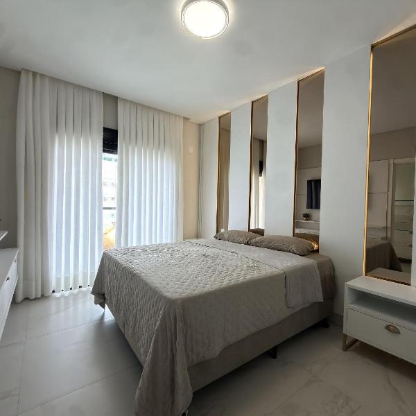 Invictus Residence 202 - Apartamento amplo com ar-condicionado em todos os ambientes, localizado próximo a comércios e a 250 metros da praia. - Foto 2