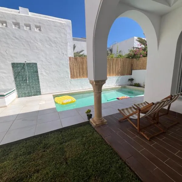 Dar Lisa - Charming authentic beachfront villa, hotel en Aghīr