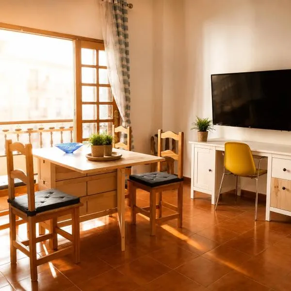 Tenerife candelaria vacaciones, quiet apartment near the ocean and local food spots and coastal walks, FAST WIFI, hotel em Candelaria