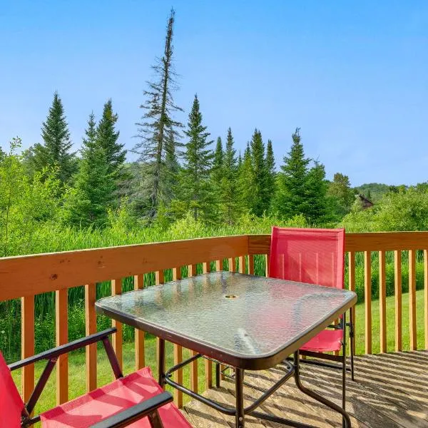 Condo on First Green w/ Deck at Schuss Mountain!, готель у місті Mancelona