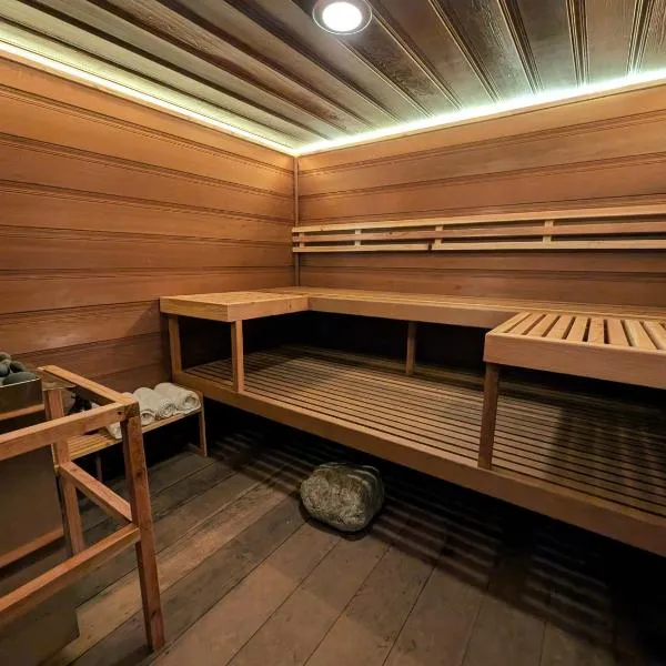 Viesnīca Private mountain suite with sauna & lake access pilsētā Leikarovheda