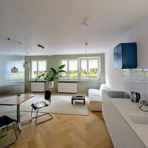 Mieszkanie na parterze blisko lotniska i pociągu, khách sạn ở Warsaw