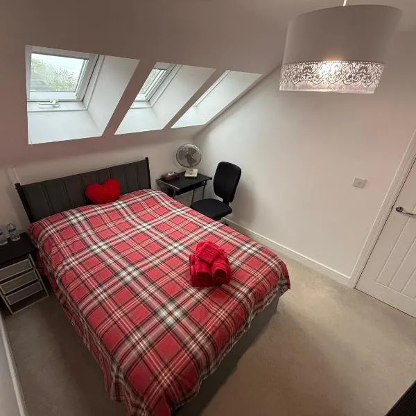 The Trinity - Double Bed Suite 2 with Study and Ensuite, M40 access, Heathrow Proximity, hotel a High Wycombe