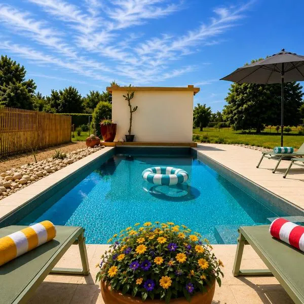 Villa 8 personnes avec piscine chauffée, Jardin de 6000 m2, 25mn de Lyon, hotel a Sainte-Euphémie