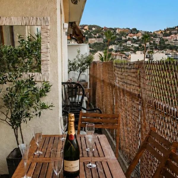 Sunny terrace with great view- Port, Beach & Garibaldi- 3 rooms apt, hotel em Nice