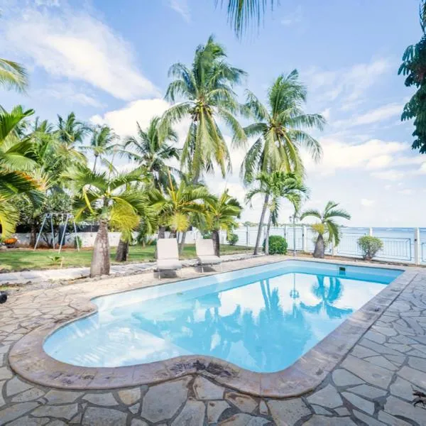 The White Villa Beachfront and Sunset Luxury – hotel w mieście Albion