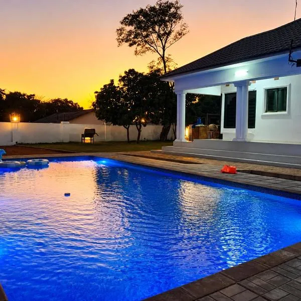 Poinsettia White House - Exclusive Private Villa with Pool, hotel sa Livingstone