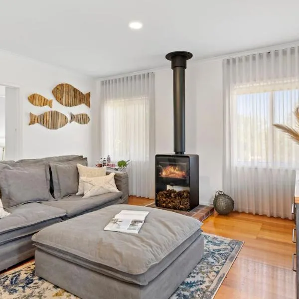 The Shack- Walk to beach, sleeping 4, fireplace, pet friendly!: Saint Leonards şehrinde bir otel