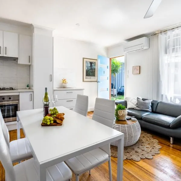 Orton Blue- Beachside getaway for 4, Pets welcome, Aircon, Park and walk to everything!, hotel in Ocean Grove