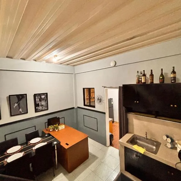 Axon Cozy Modern House Grey Near The Walking Street, hotelli kohteessa Angeles