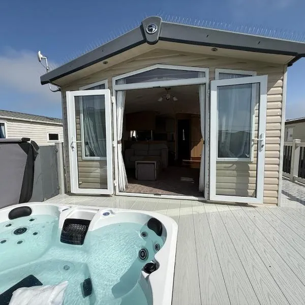 Sunnymede E9 - HOT TUB caravan - Fantasy Island - pet friendly, wifi, bed linen - Meadow Lakes Caravan & Lodge Hire, hotel v destinácii Ingoldmells