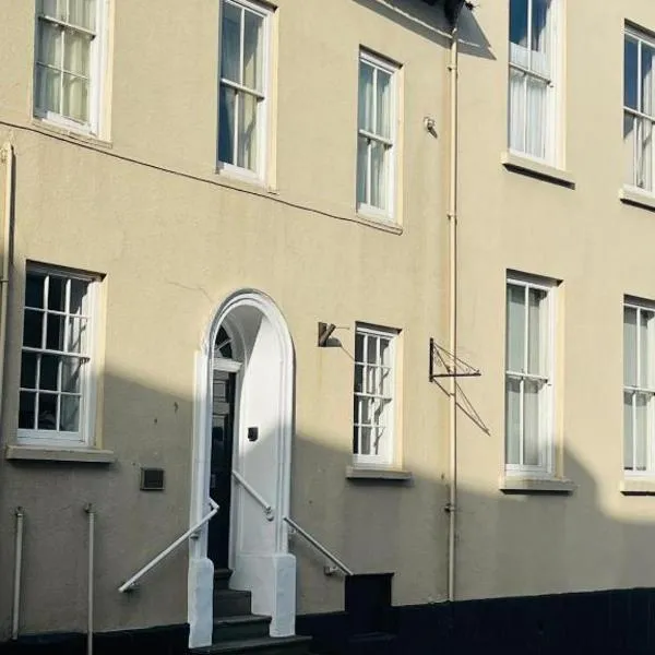 2 Bed Period Flat with parking, hótel í Ross on Wye