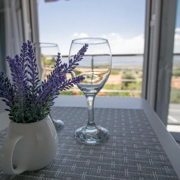 Sunny Home Loutraki is a modern studio with views of the bay and mountains with private parking, hotell Loutrakis