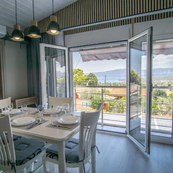 Sunny Home Loutraki is a modern studio with views of the bay and mountains with private parking, hotel u gradu 'Isthmia'