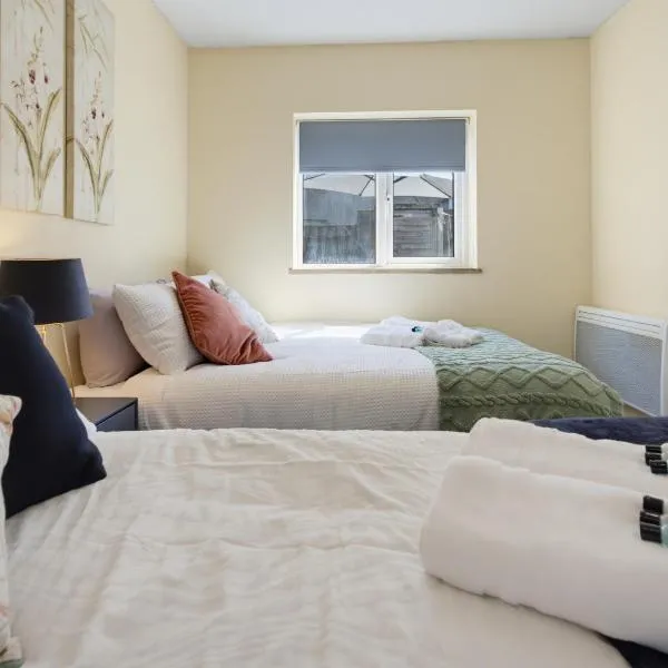 Spacious 2BR Flat with Wi-Fi, Smart Check-In, Garden & Free Street Parking Near Stadium & Centre، فندق في كارديف