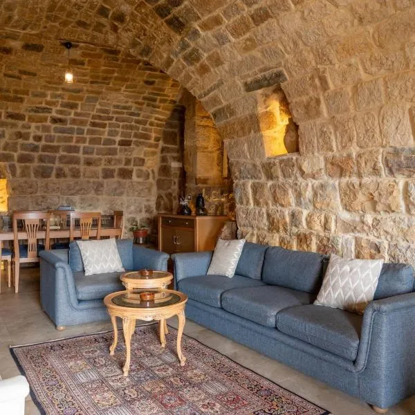 Authentic 2 bedrooms house in the heart of Ehden, hotel a Ehden