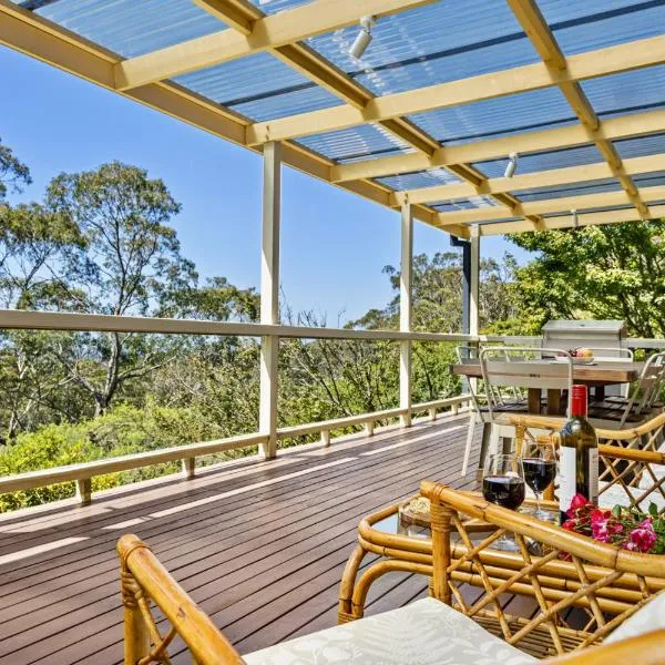 Azimuth - Spacious Family Retreat with City Views, hotel in Wentworth Falls