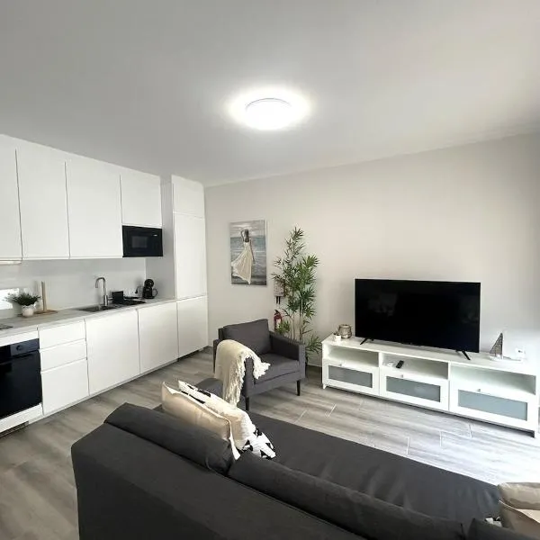 Quarteira Avenida Praia with Parking, 3 Min from Beach, hotel i Quarteira