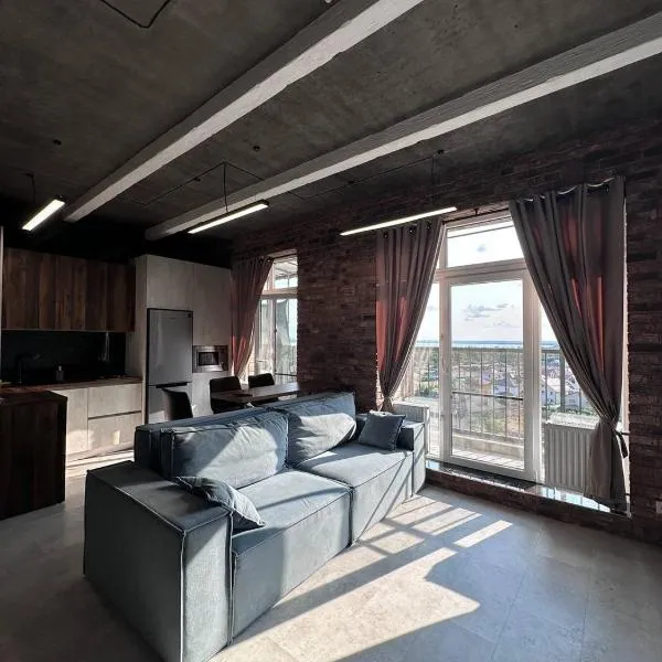 Loft Apartment with Sea View & Terrace near Riviera Shopping Mall, hotel v mestu Fontanka