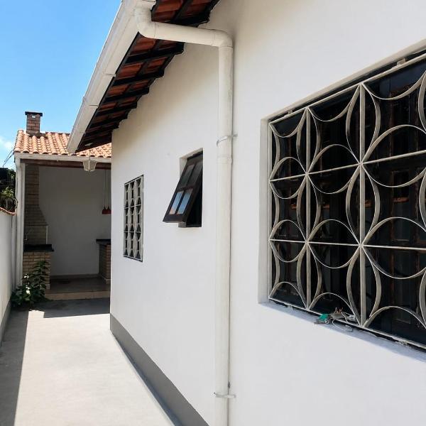 Casa aconchegante - a 2 minutos da praia - com churrasqueira e WI-FI
