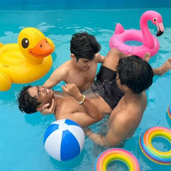 Easy Monday Pool Capsule Hotel - Old Town Bangkok, hotel in Bangkok