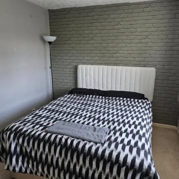 Room in cozy house at quiet location، فندق في كينشام